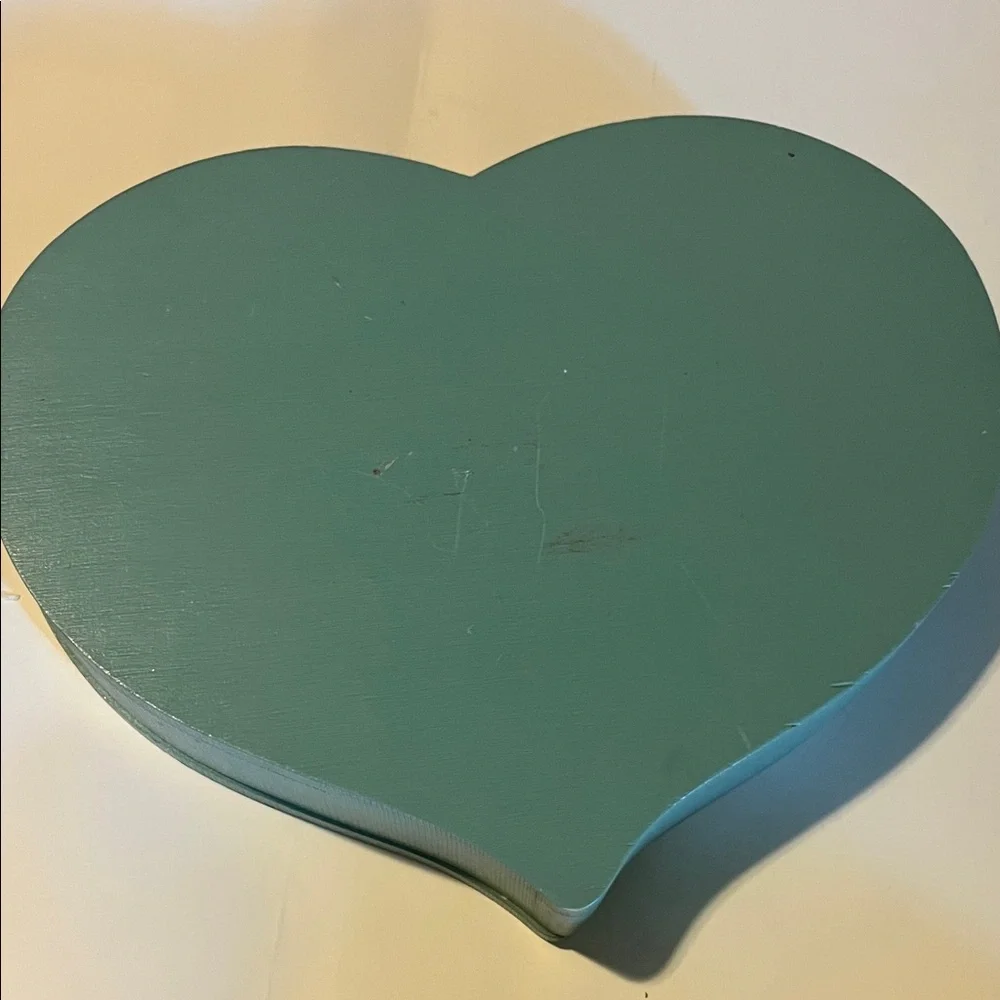 Heart-Shaped Wooden Handpainted Green Floral Velvet-lined Box - Picture 7 of 7